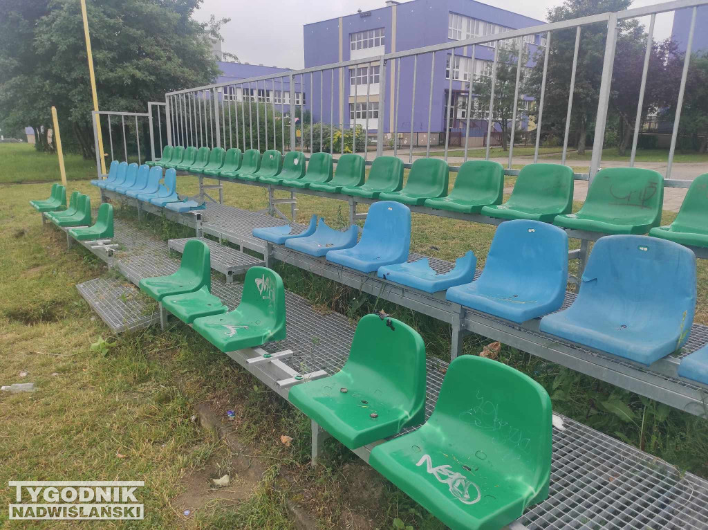 Zniszczone krzesełka osiedle Serbinów