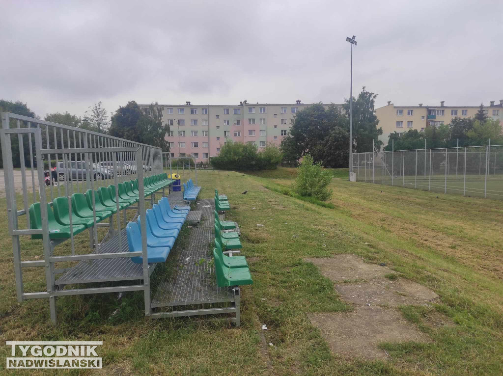Zniszczone krzesełka osiedle Serbinów