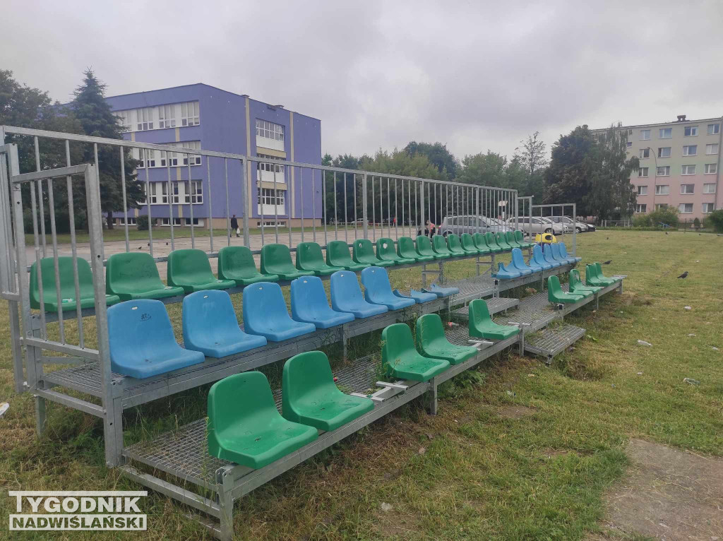 Zniszczone krzesełka osiedle Serbinów