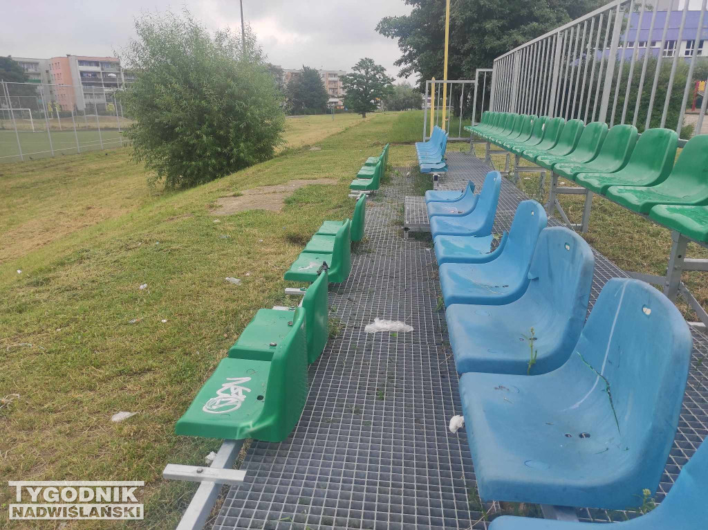 Zniszczone krzesełka osiedle Serbinów