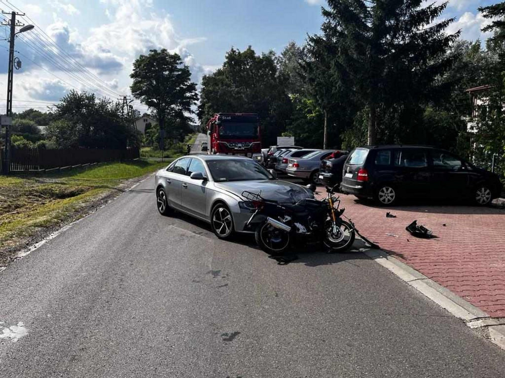 Zderzenie osobówki i motocykla w Wiśniowej