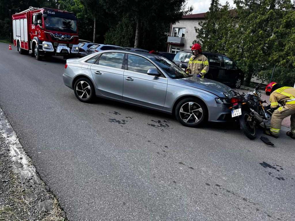 Zderzenie osobówki i motocykla w Wiśniowej