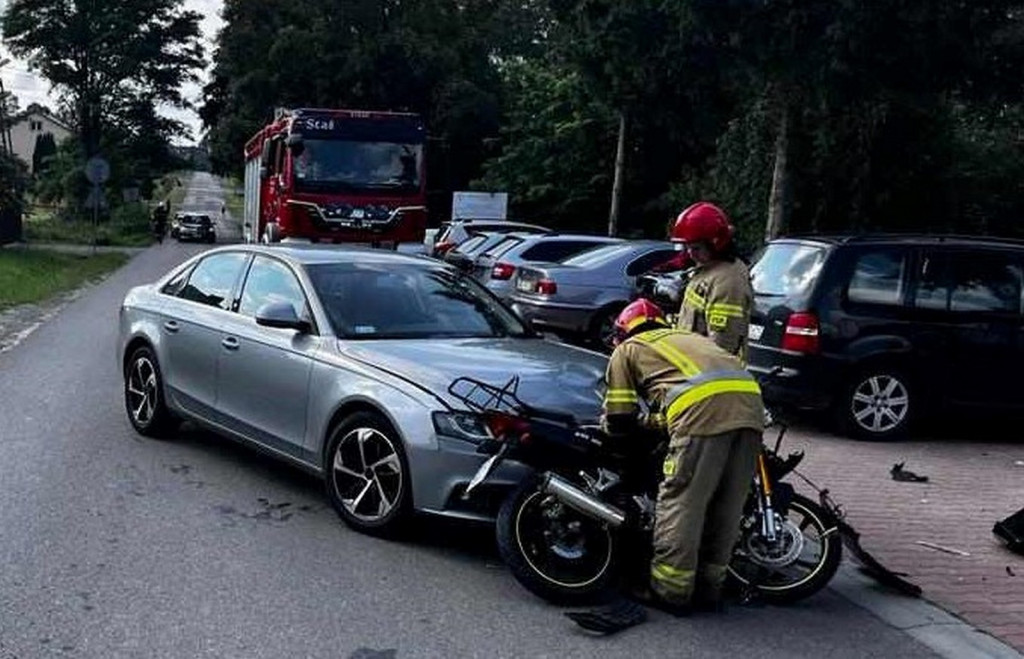 Zderzenie osobówki i motocykla w Wiśniowej