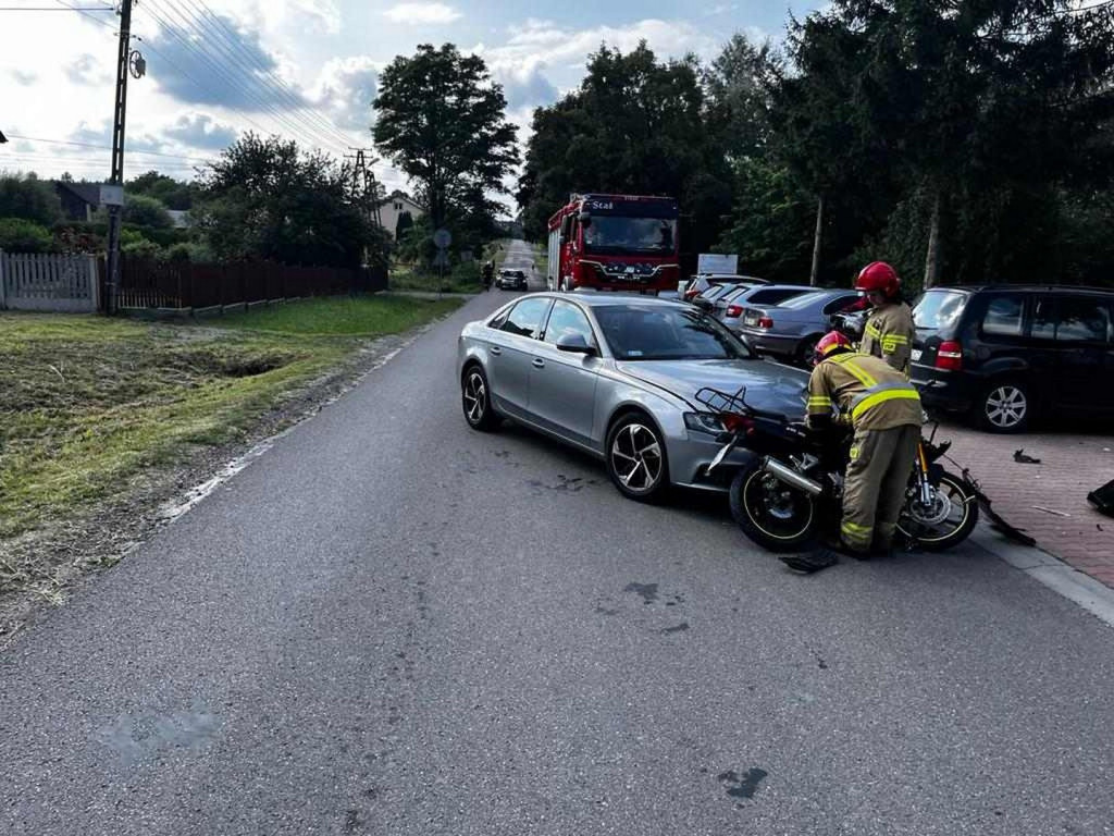 Zderzenie osobówki i motocykla w Wiśniowej