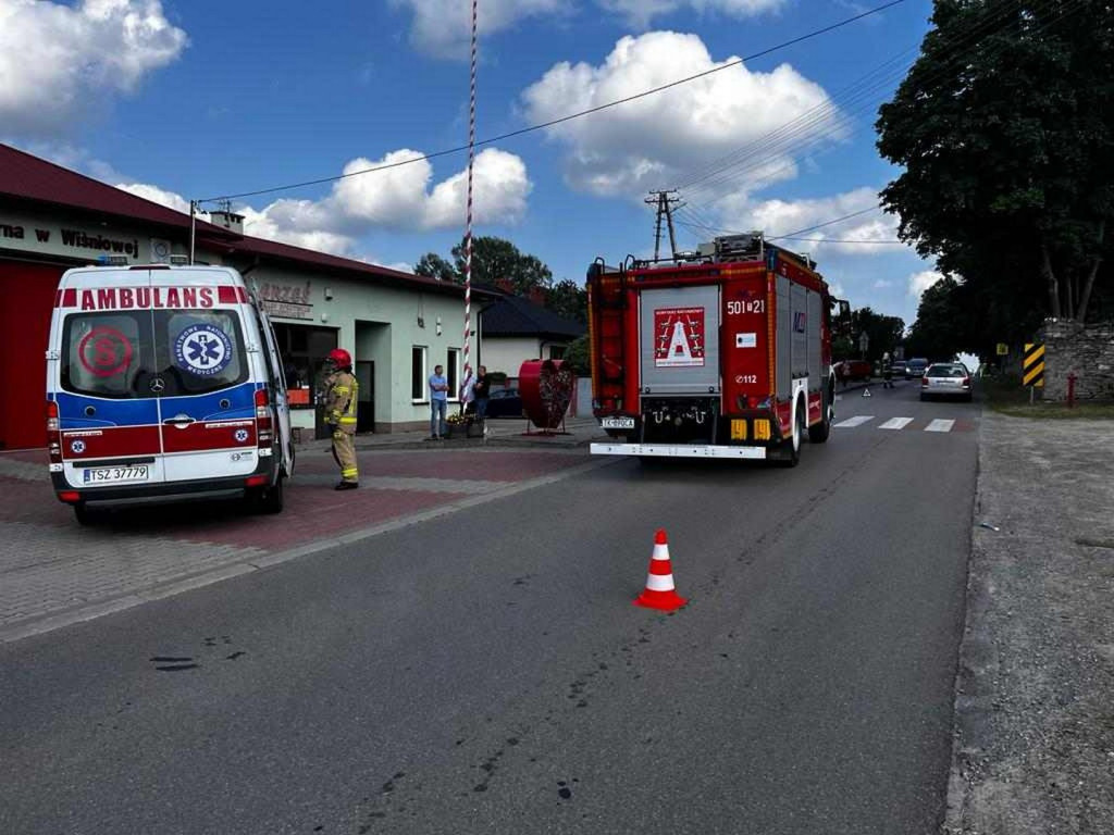 Zderzenie osobówki i motocykla w Wiśniowej
