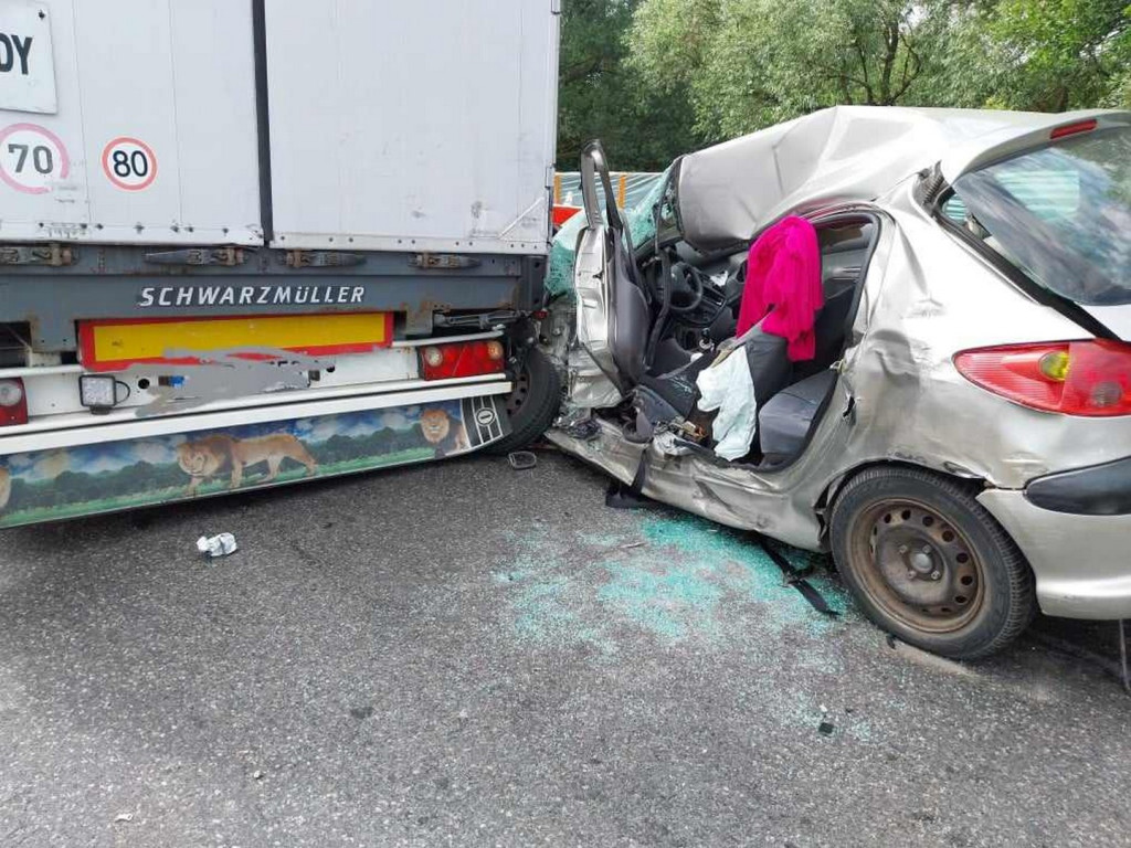 Zderzenie osobówki z ciężarówką na DK79