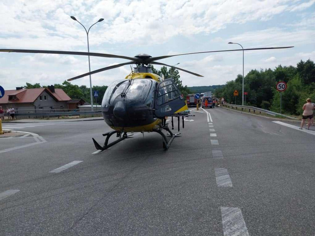 Zderzenie osobówki z ciężarówką na DK79