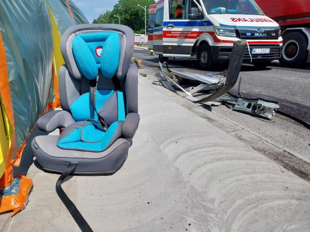 Zderzenie osobówki z ciężarówką na DK79