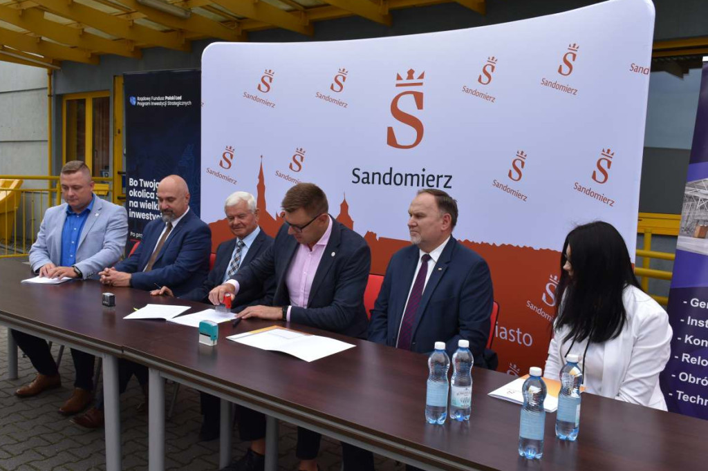 Zawarcie umowy na remont sandomierskiej pływalni