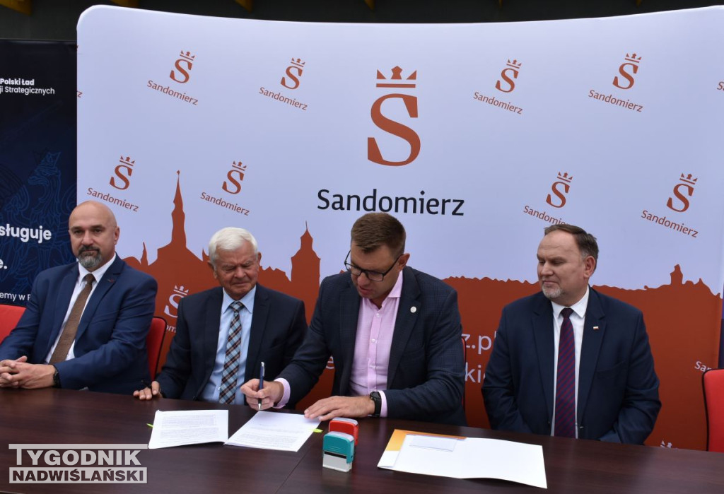 Zawarcie umowy na remont sandomierskiej pływalni