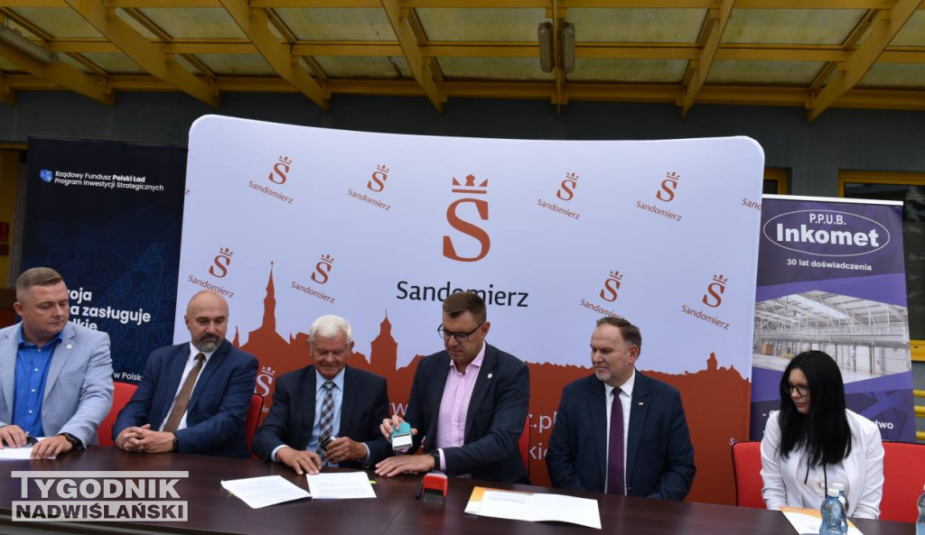Zawarcie umowy na remont sandomierskiej pływalni