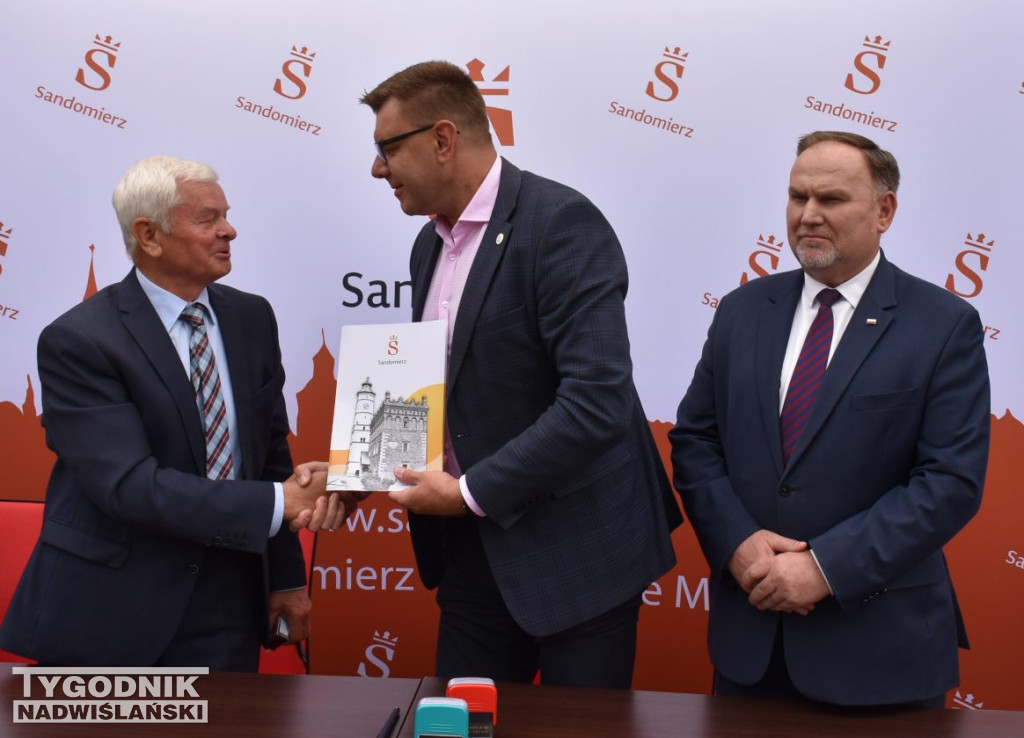 Zawarcie umowy na remont sandomierskiej pływalni