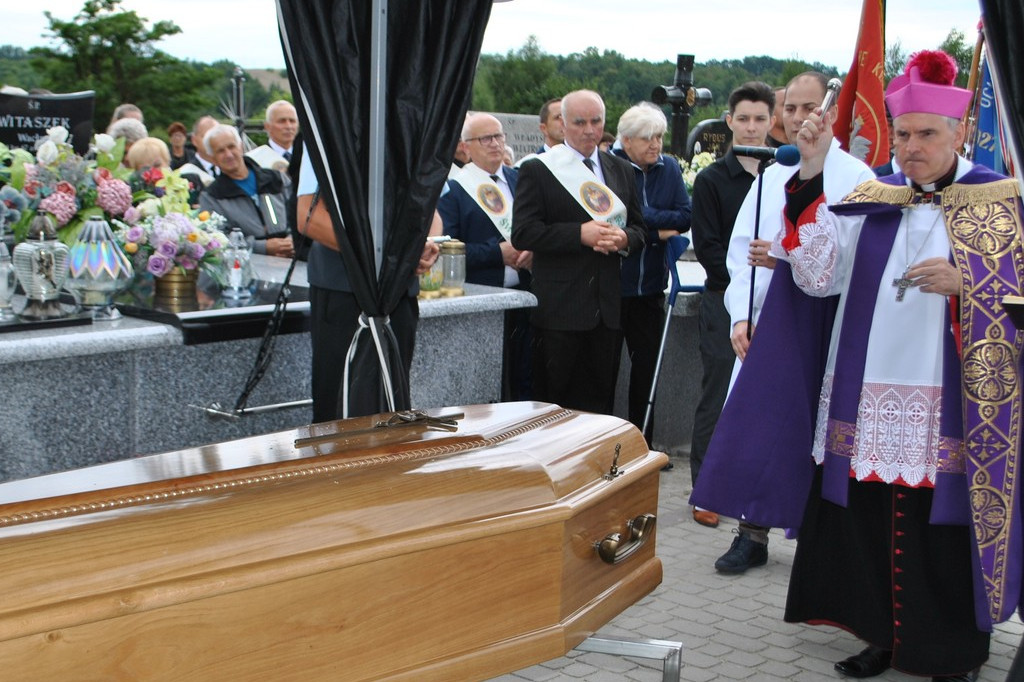 Pogrzeb księdza kan. Adama Nowaka w Klimontowie