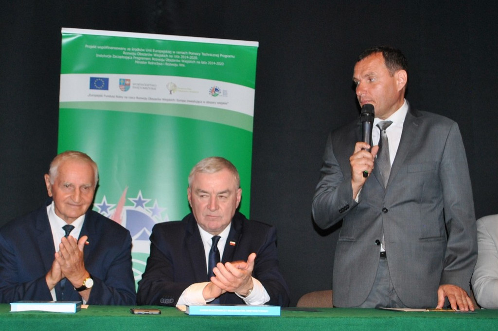 Klimontów. Podpisanie umów na budowę dróg lokalnych