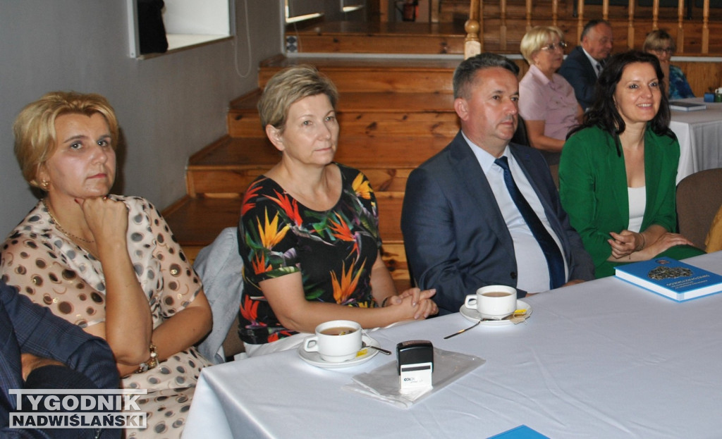 Klimontów. Podpisanie umów na budowę dróg lokalnych