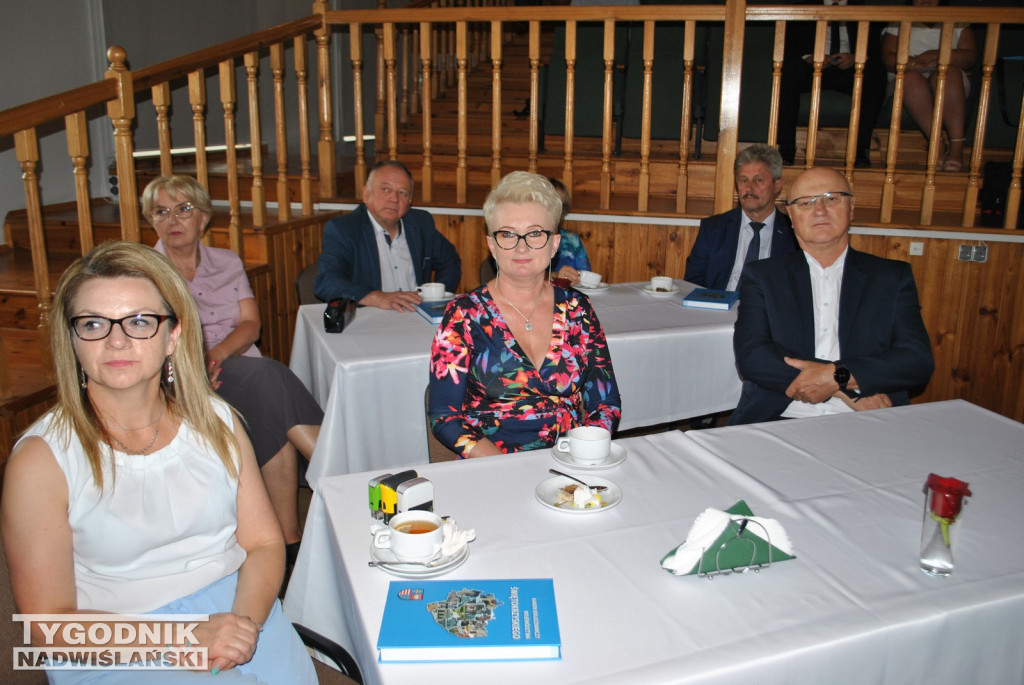 Klimontów. Podpisanie umów na budowę dróg lokalnych