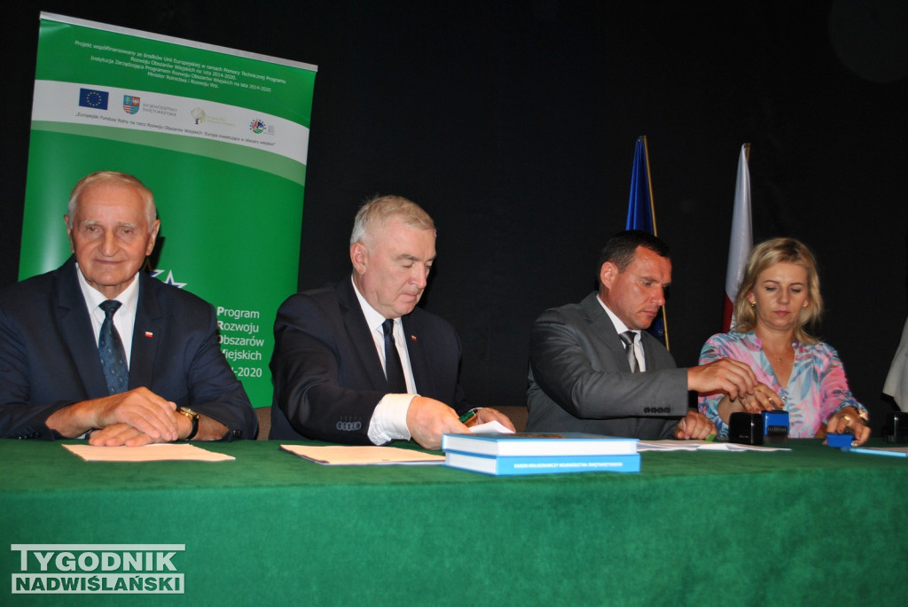 Klimontów. Podpisanie umów na budowę dróg lokalnych