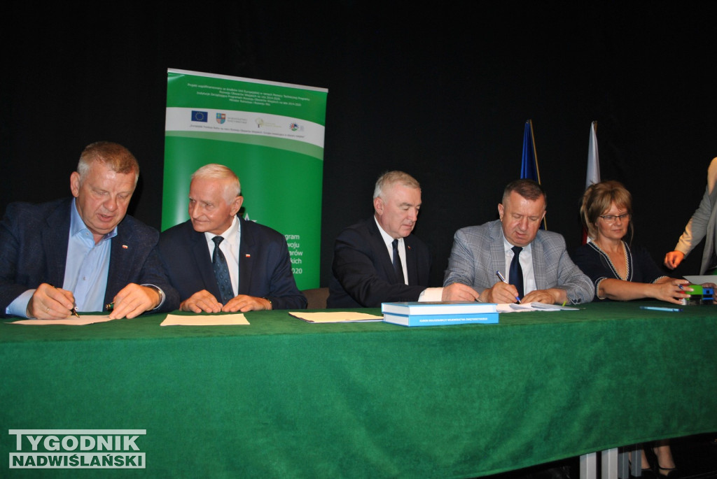 Klimontów. Podpisanie umów na budowę dróg lokalnych