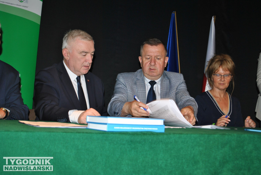 Klimontów. Podpisanie umów na budowę dróg lokalnych