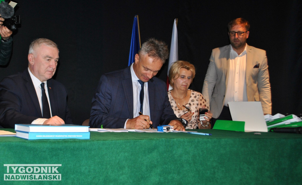 Klimontów. Podpisanie umów na budowę dróg lokalnych