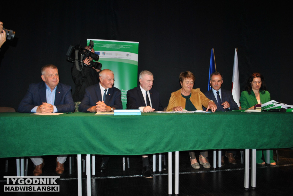 Klimontów. Podpisanie umów na budowę dróg lokalnych