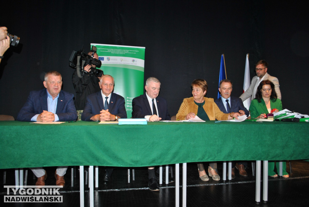 Klimontów. Podpisanie umów na budowę dróg lokalnych