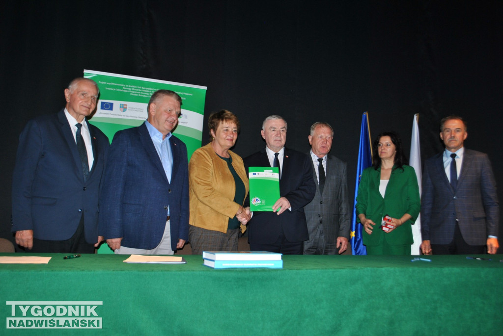 Klimontów. Podpisanie umów na budowę dróg lokalnych