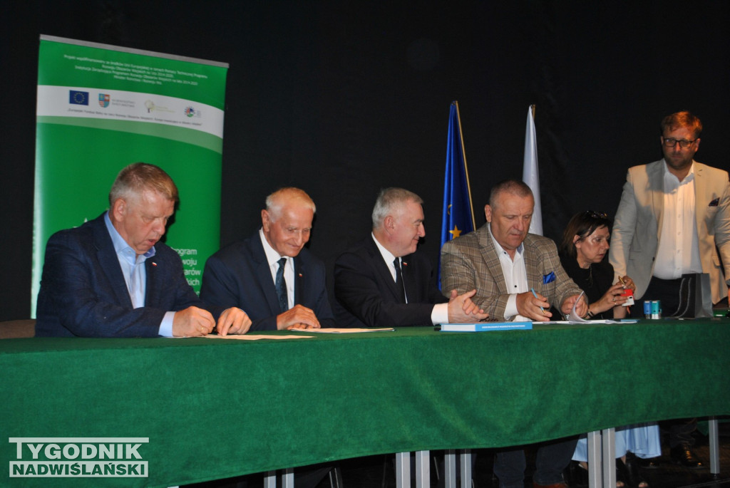 Klimontów. Podpisanie umów na budowę dróg lokalnych
