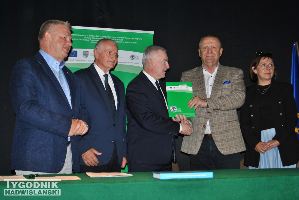 Klimontów. Podpisanie umów na budowę dróg lokalnych