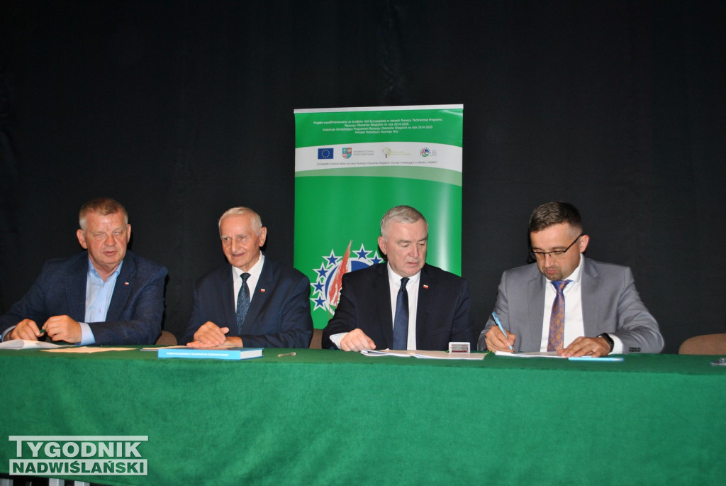 Klimontów. Podpisanie umów na budowę dróg lokalnych