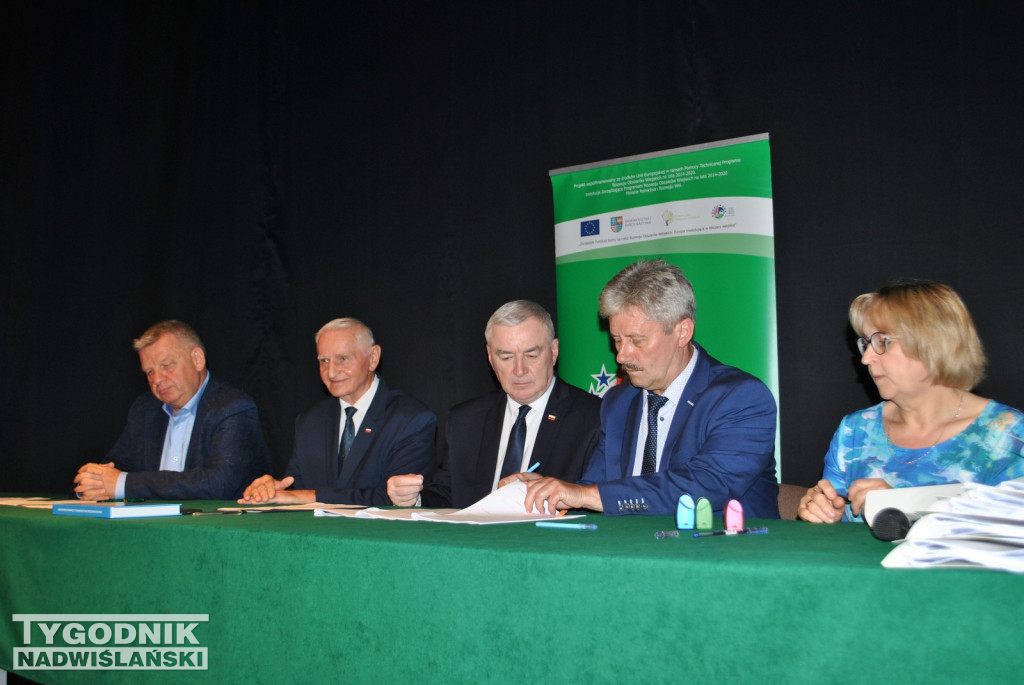 Klimontów. Podpisanie umów na budowę dróg lokalnych