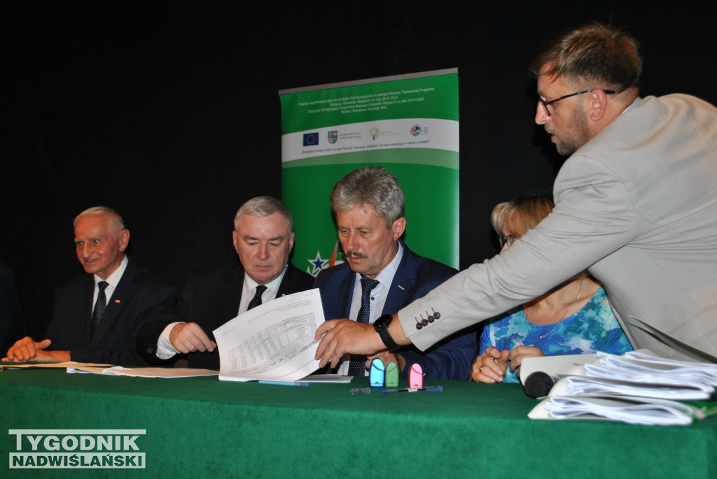Klimontów. Podpisanie umów na budowę dróg lokalnych