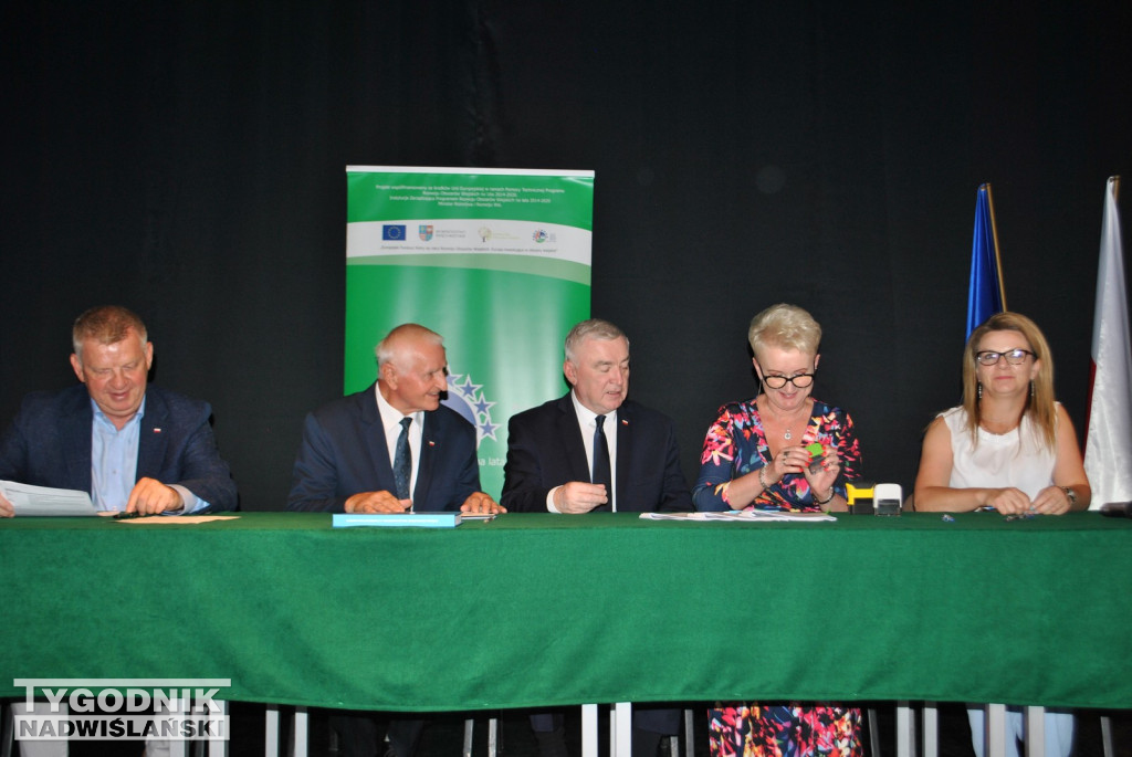 Klimontów. Podpisanie umów na budowę dróg lokalnych