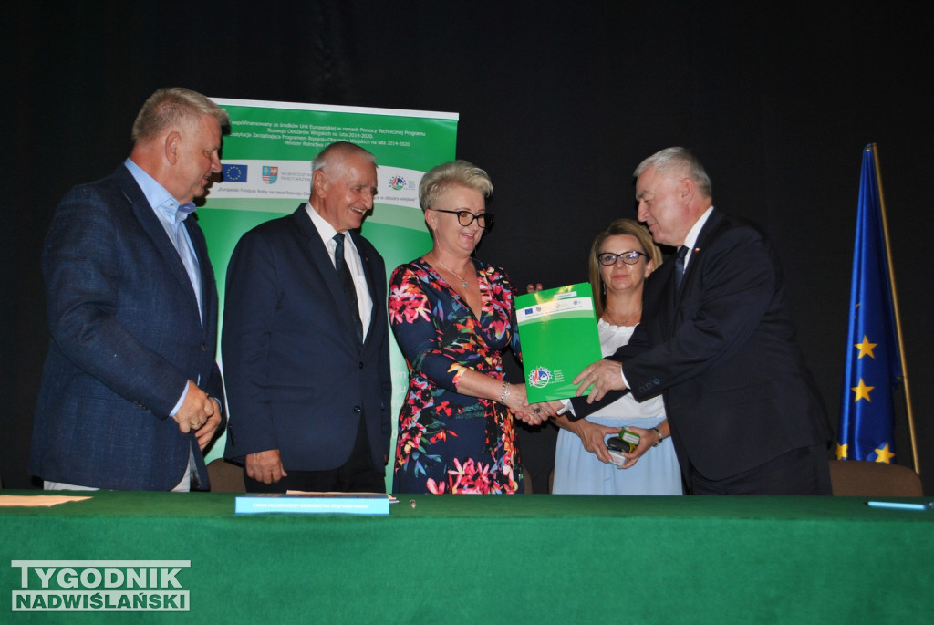 Klimontów. Podpisanie umów na budowę dróg lokalnych