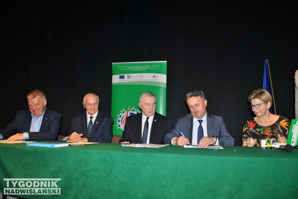 Klimontów. Podpisanie umów na budowę dróg lokalnych