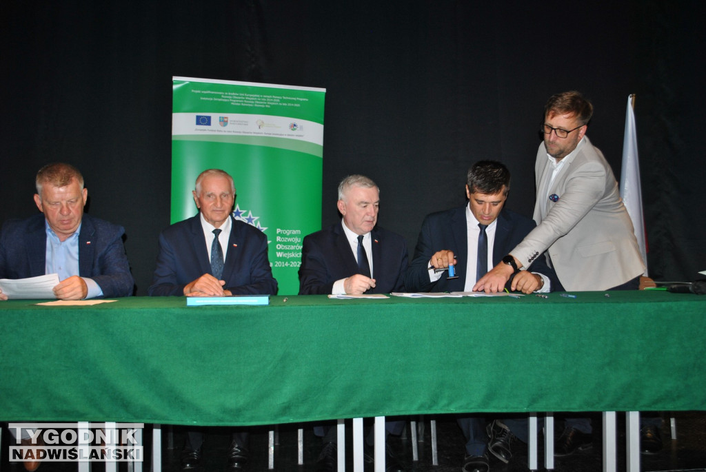 Klimontów. Podpisanie umów na budowę dróg lokalnych