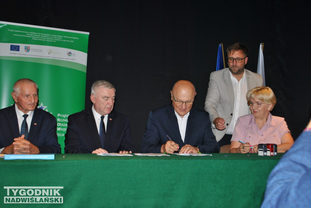 Klimontów. Podpisanie umów na budowę dróg lokalnych