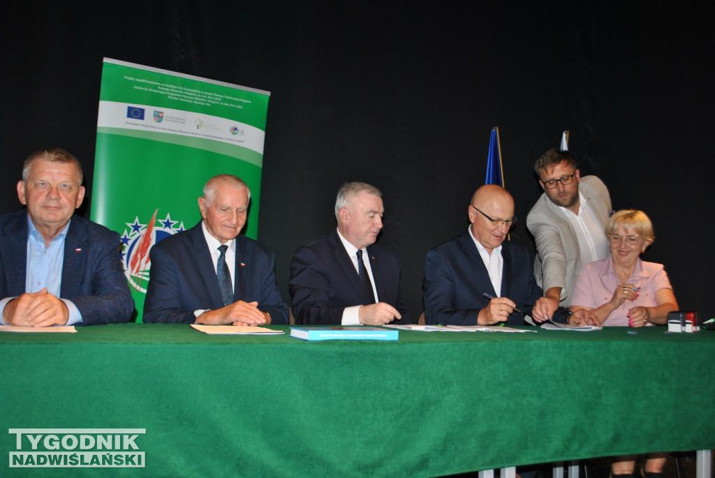 Klimontów. Podpisanie umów na budowę dróg lokalnych
