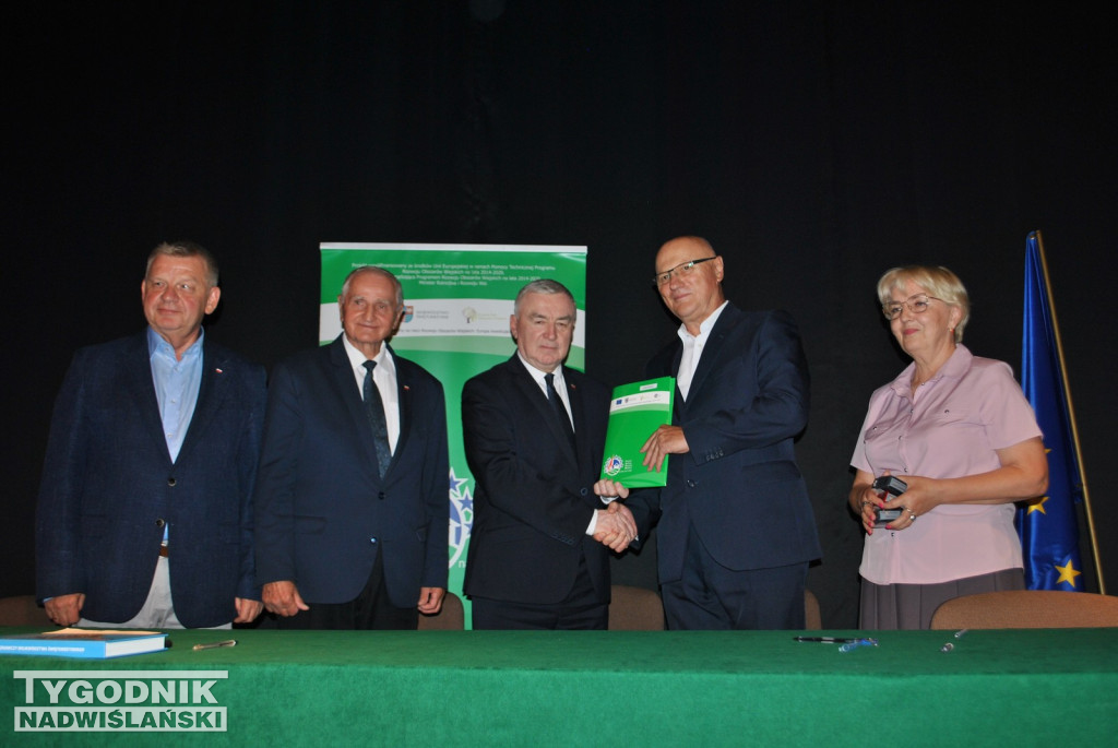 Klimontów. Podpisanie umów na budowę dróg lokalnych