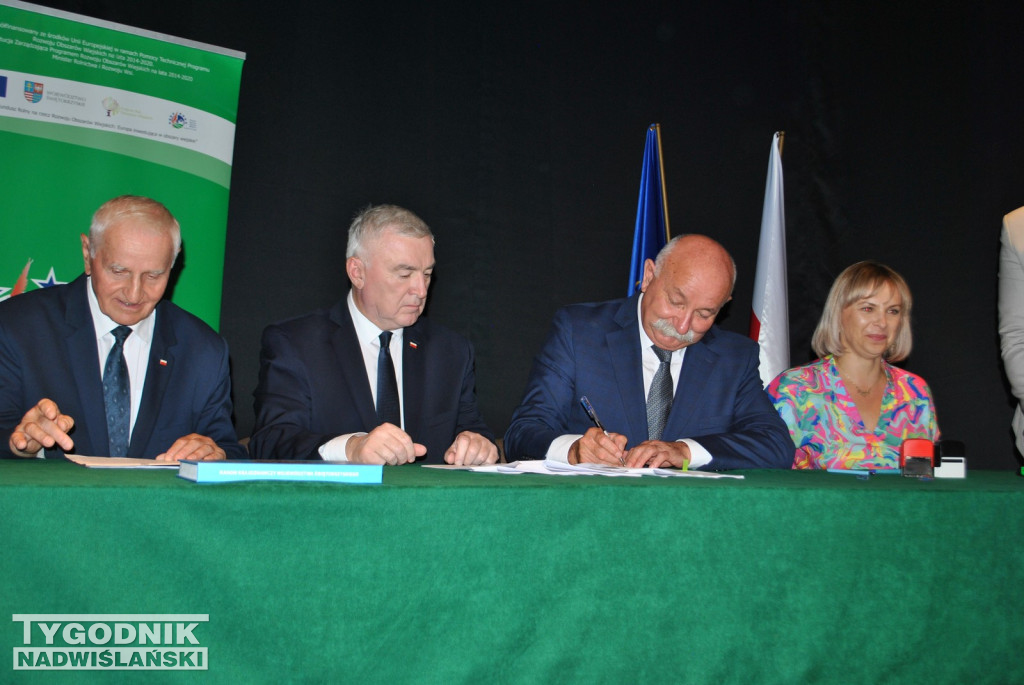 Klimontów. Podpisanie umów na budowę dróg lokalnych