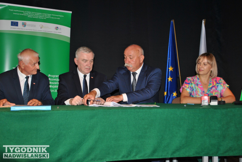 Klimontów. Podpisanie umów na budowę dróg lokalnych