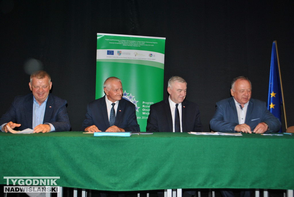 Klimontów. Podpisanie umów na budowę dróg lokalnych