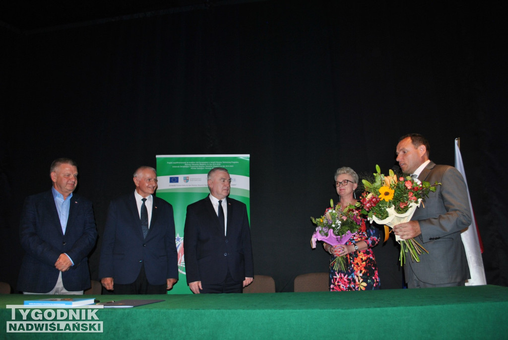 Klimontów. Podpisanie umów na budowę dróg lokalnych