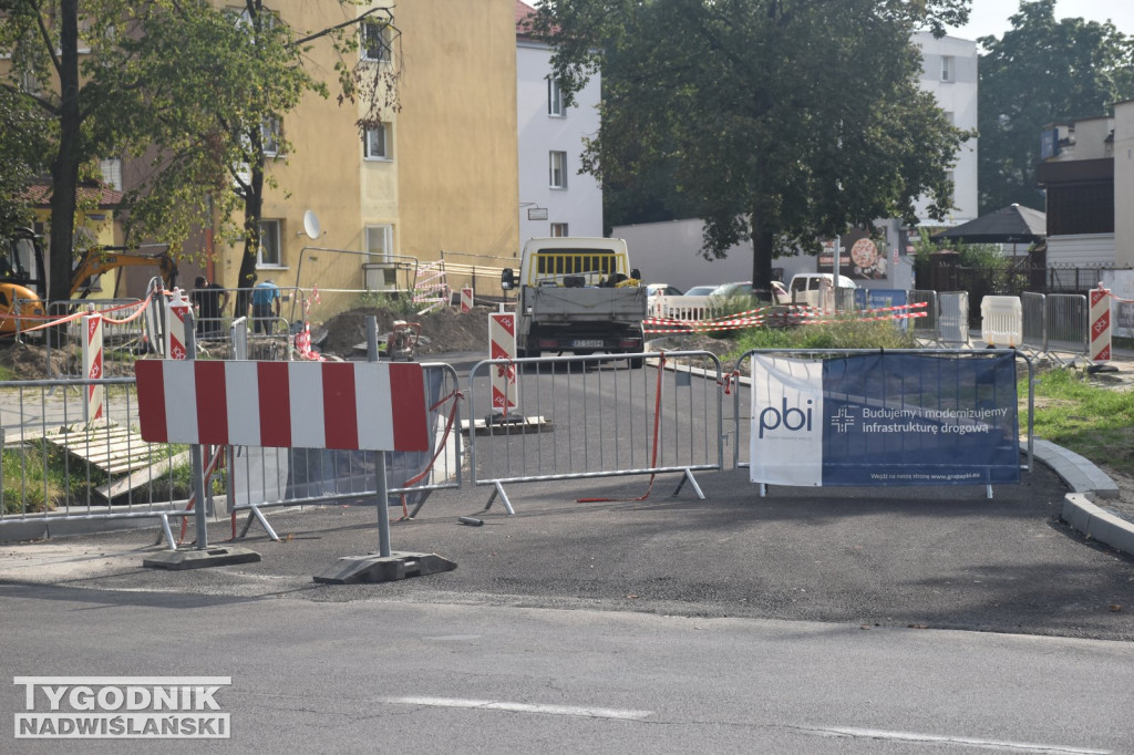 Zdarta nawierzchnia na ul. Kochanowskiego