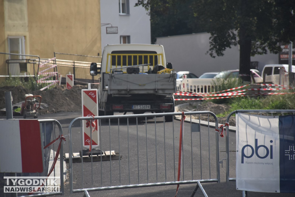 Zdarta nawierzchnia na ul. Kochanowskiego