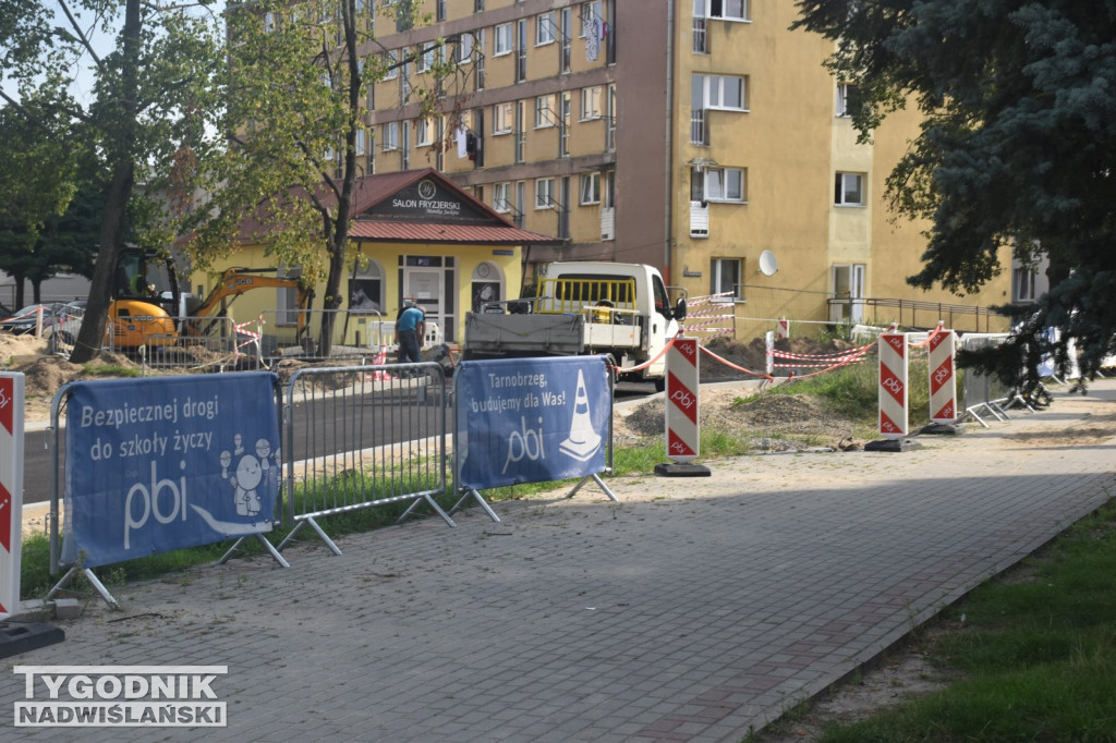 Zdarta nawierzchnia na ul. Kochanowskiego