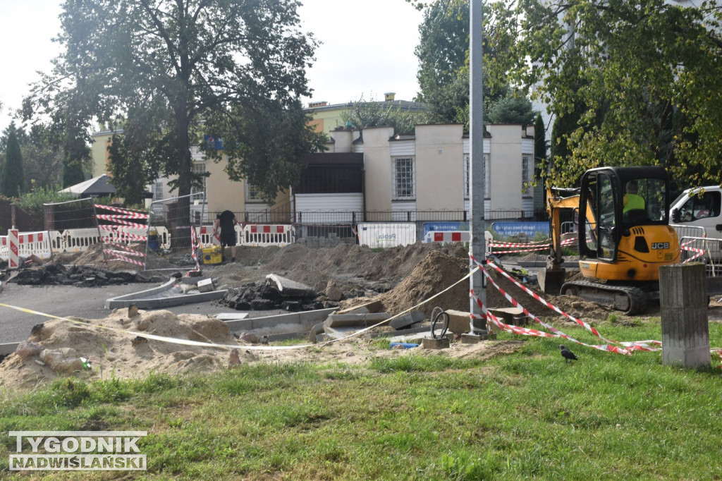 Zdarta nawierzchnia na ul. Kochanowskiego