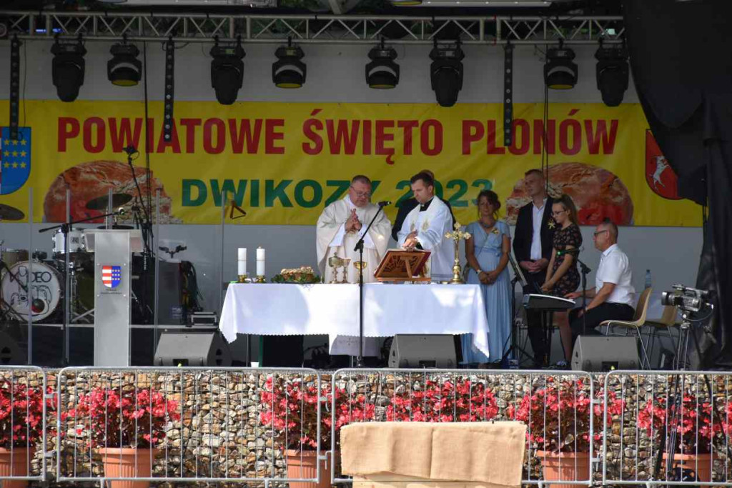 Dożynki powiatu sandomierskiego w Dwikozach