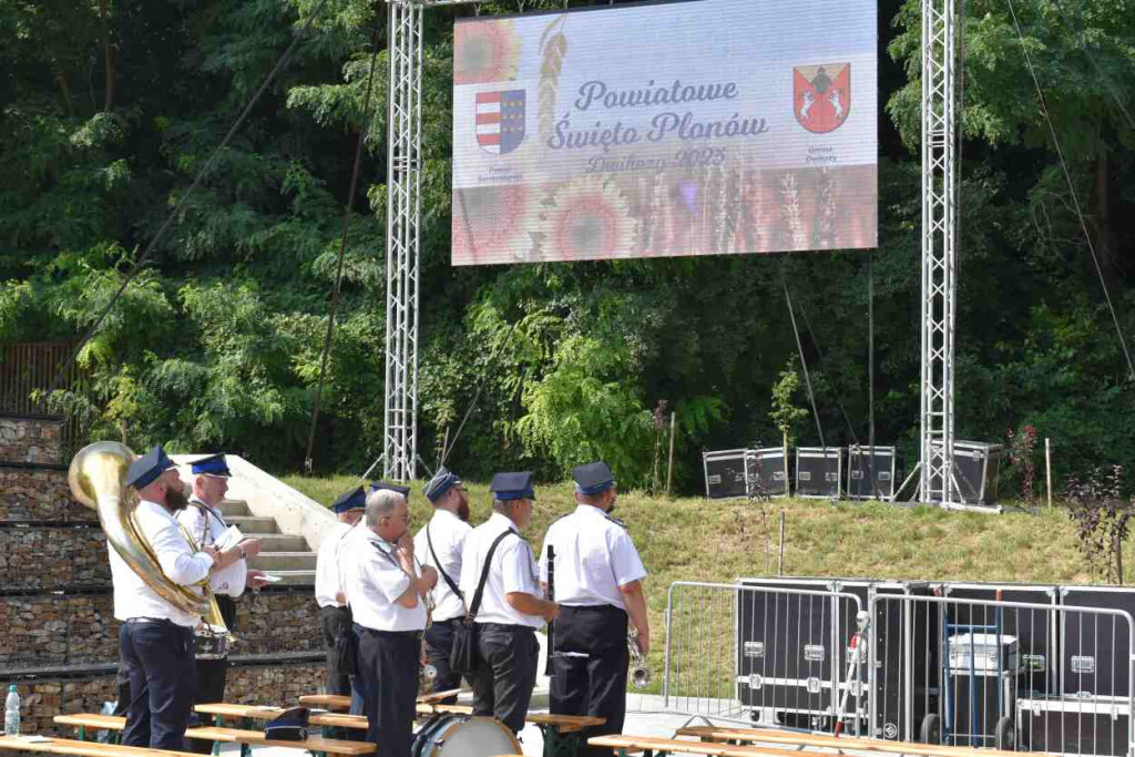 Dożynki powiatu sandomierskiego w Dwikozach