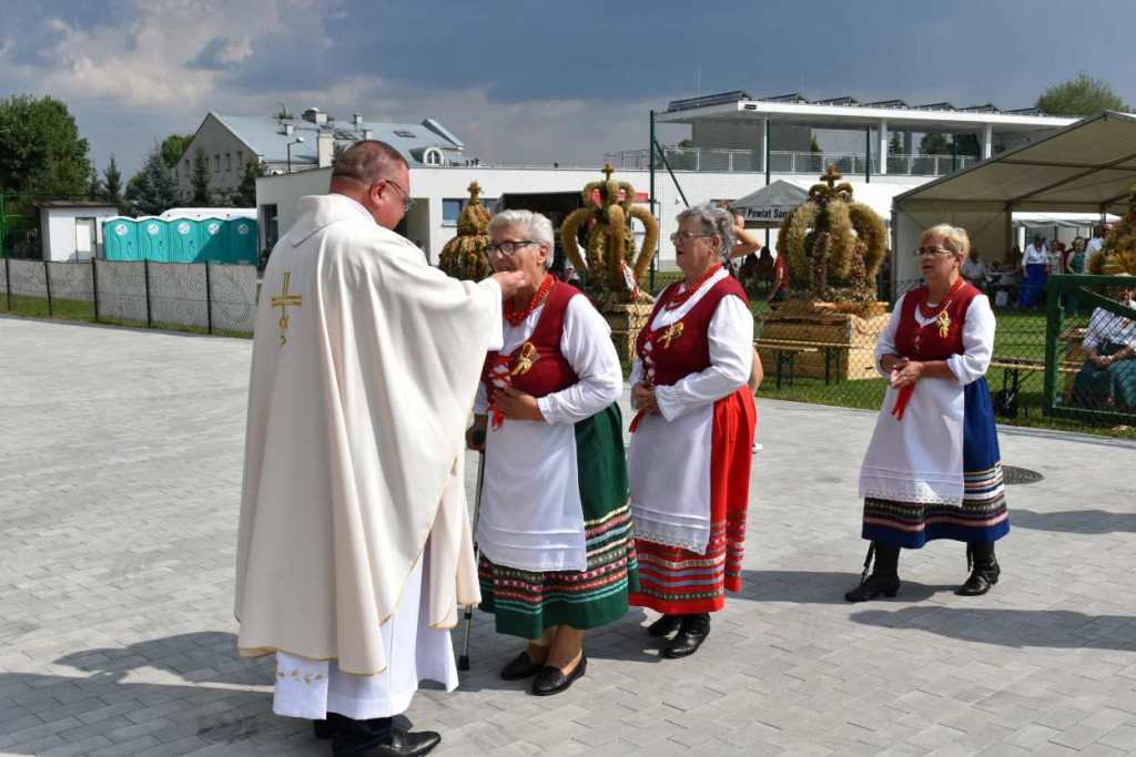 Dożynki powiatu sandomierskiego w Dwikozach